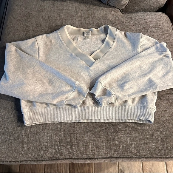 PINK Victoria Secret Cropped Gray V-Neck Women's Sweater Size Large - Picture 8 of 11